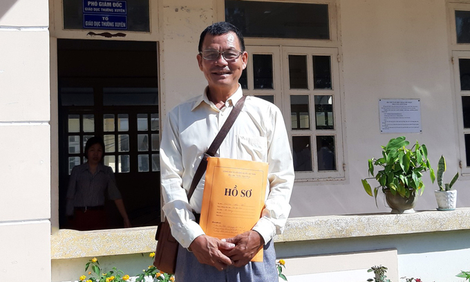 Ông Dương Văn Bảy nhận giấy chứng nhận tốt nghiệp THPT tại Trung tâm giáo dục nghề nghiệp, giáo dục thường xuyên huyện Thoại Sơn hồi đầu tháng 9. Ảnh: Nhân vật cung cấp.