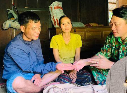 Gia đình nghèo ở Quảng Trị trả lại vàng nhặt được từ quần áo cứu trợ - Ảnh: Vietnamnet.