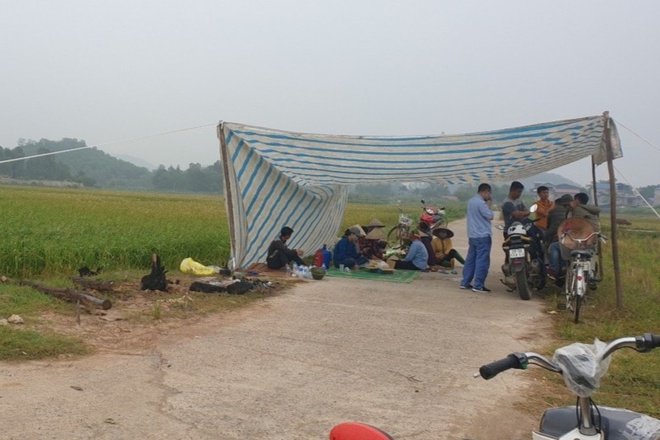 Người dân dừng chặn xe vào bãi rác Nam Sơn