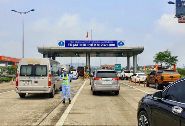 Đội lốt xe chở hàng cứu trợ để được miễn phí đường bộ
