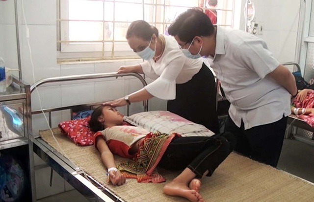Chủ tịch UBND huyện Bảo Yên thăm học sinh tiểu học Vĩnh Yên nghi ngộ độc thực phẩm điều trị tại Bệnh viện đa khoa huyện.