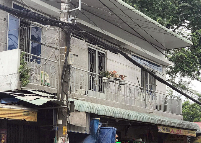 Hai bé bị cha đổ xăng phóng hỏa thoát nguy kịch