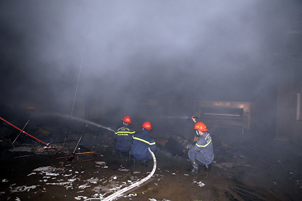 Lực lượng cứu hỏa tích cực phun nước dập tắt đám cháy