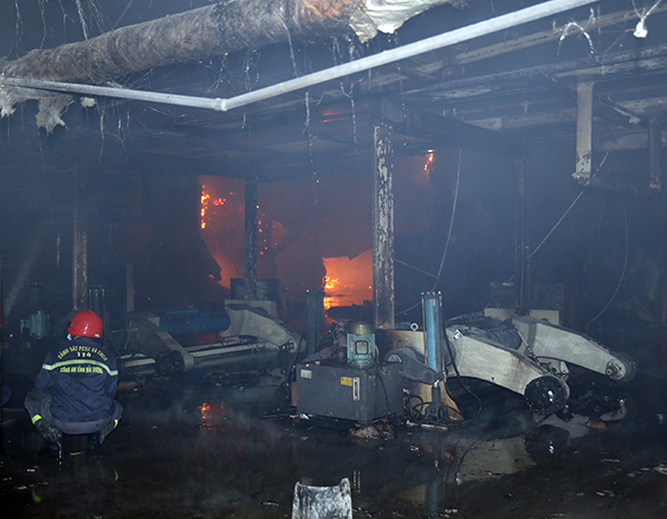 Cháy lớn vào ban đêm tại Công ty Bao bì Fushan