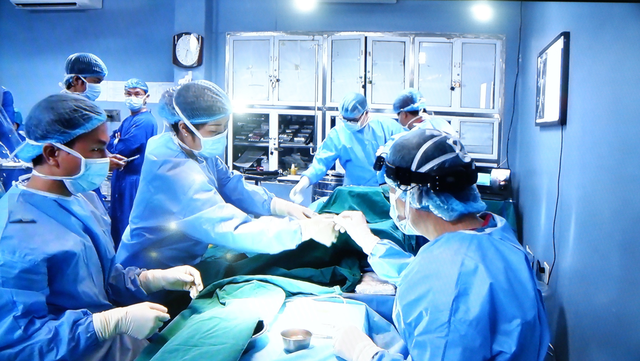 Các y,bác sĩ thực hiện ca ghép ruột đầu tiên tại Việt Nam.