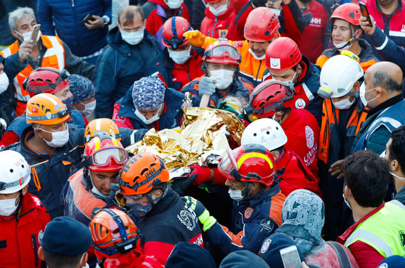 Nhóm cứu hộ khẩn trương đưa em bé 3 tuổi Elif Perincek ra khỏi khu vực đổ nát của tòa nhà bị sụp đổ.