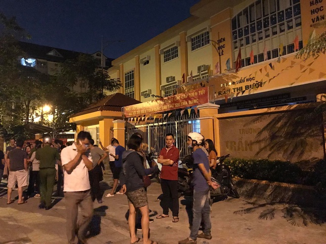 Phụ huynh vây cổng Trường Tiểu học Trần Thị Bưởi trong đêm 2/11.
