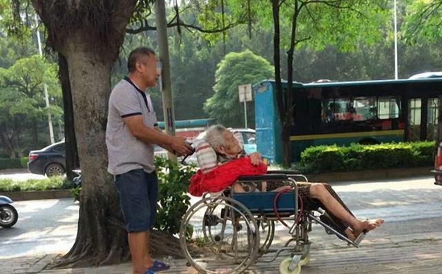 Người đàn ông đẩy mẹ già ra đường mỗi đêm để vợ được ngủ ngon