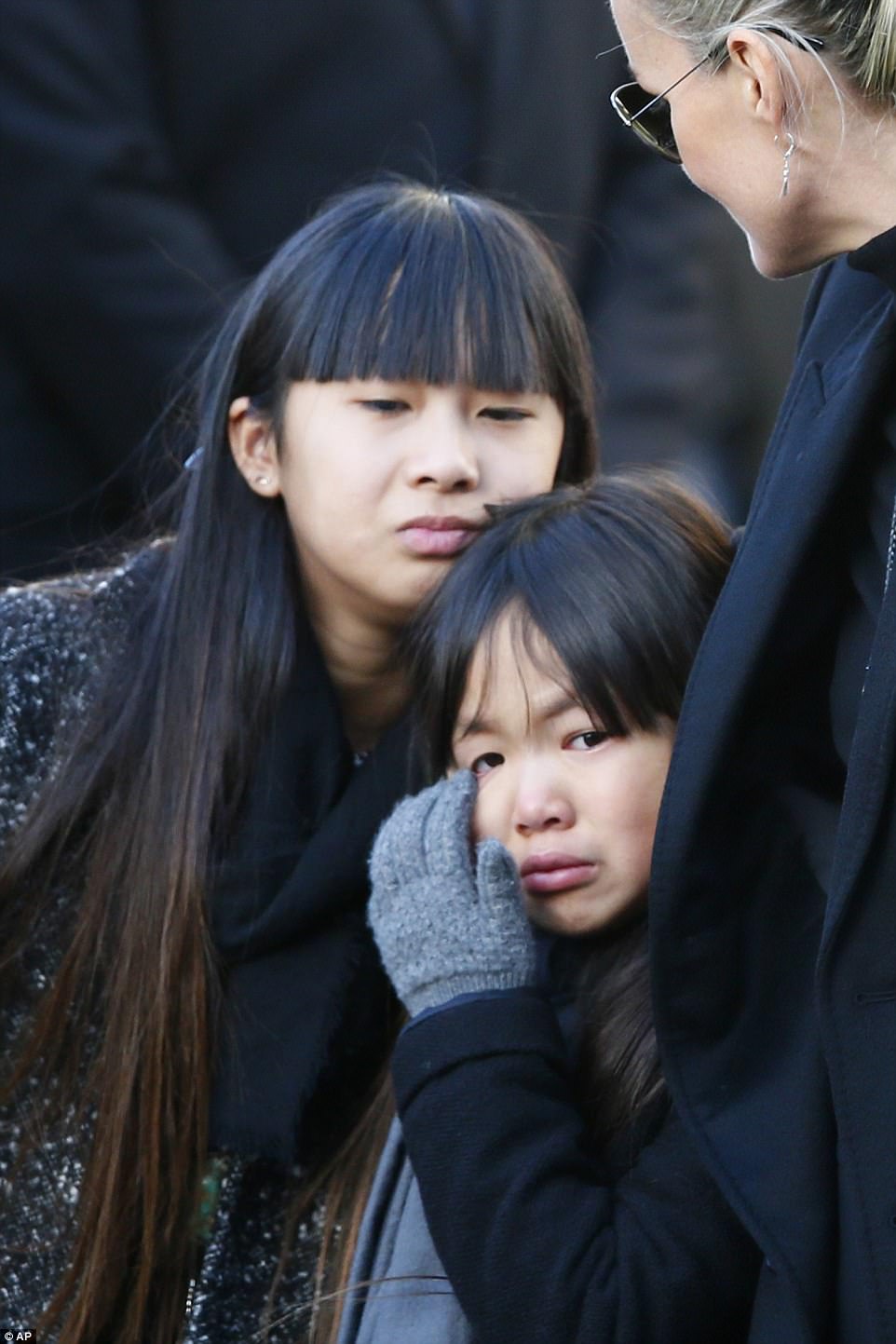Hai người con gái nuôi gốc Việt Nam đã khóc rất nhiều khi túc trực bên di quan của cha