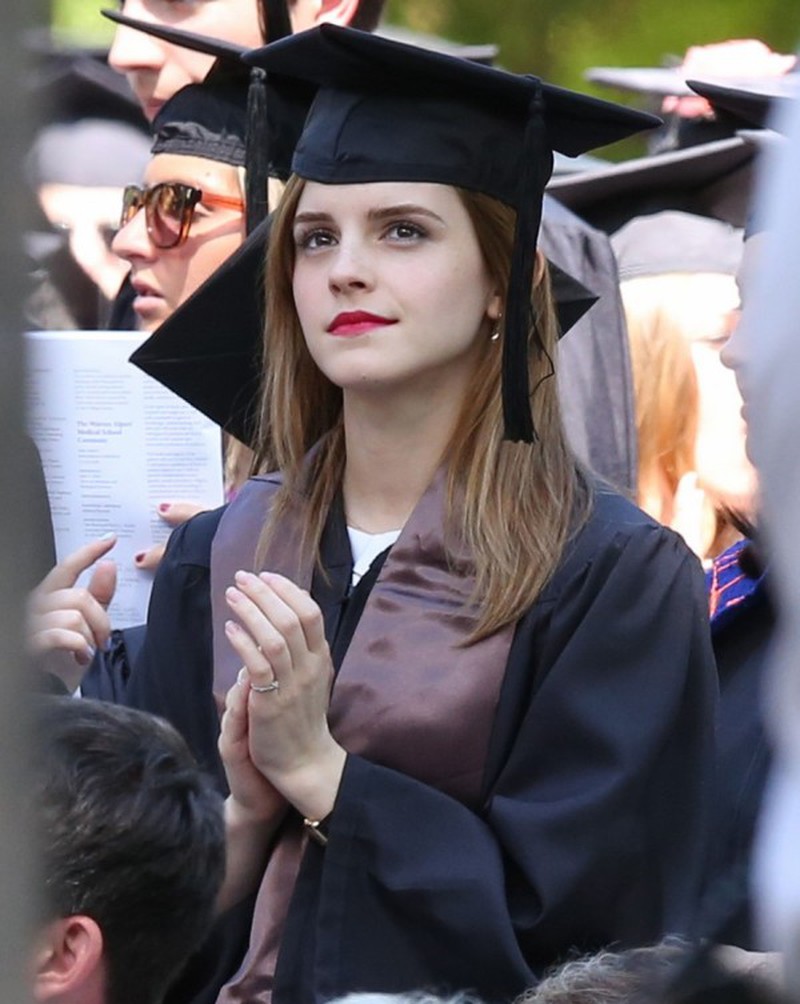 Emma Watson xinh đẹp trong ngày tốt nghiệp đại học.