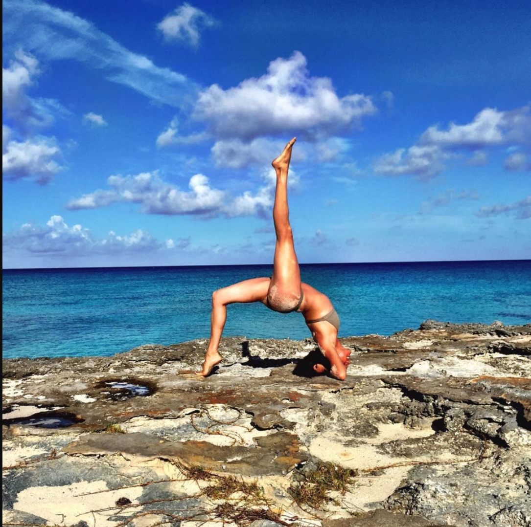 Meghan tập yoga trên biển với cát bao phủ phần mông của cô