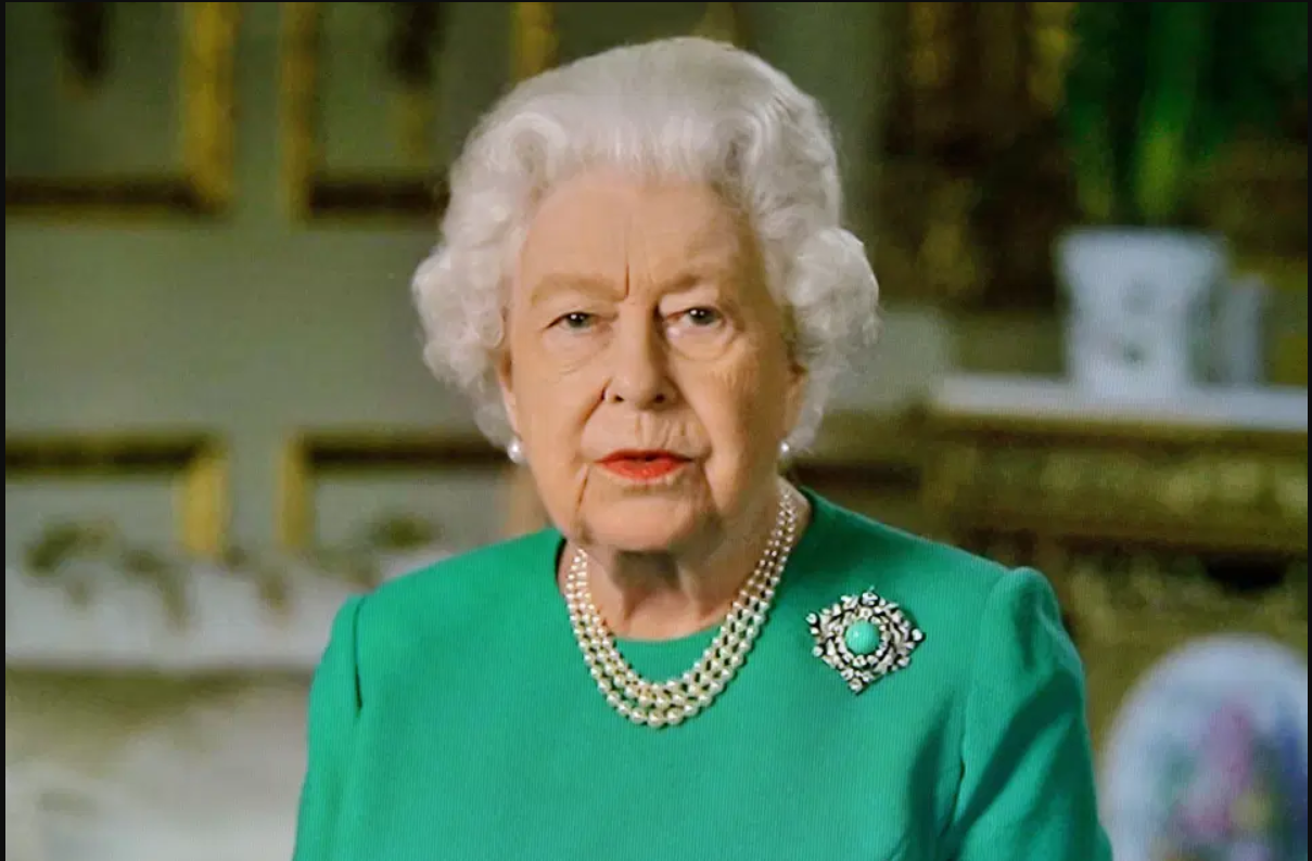 Nữ hoàng Anh tức giận với người hầu vì bị từ chối phục vụ.