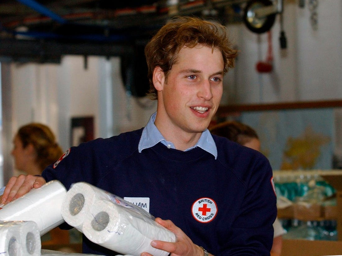 Hoàng tử William giúp đóng gói đồ dùng tại kho của Hội Chữ thập đỏ ở Bristol, Anh, năm 2005