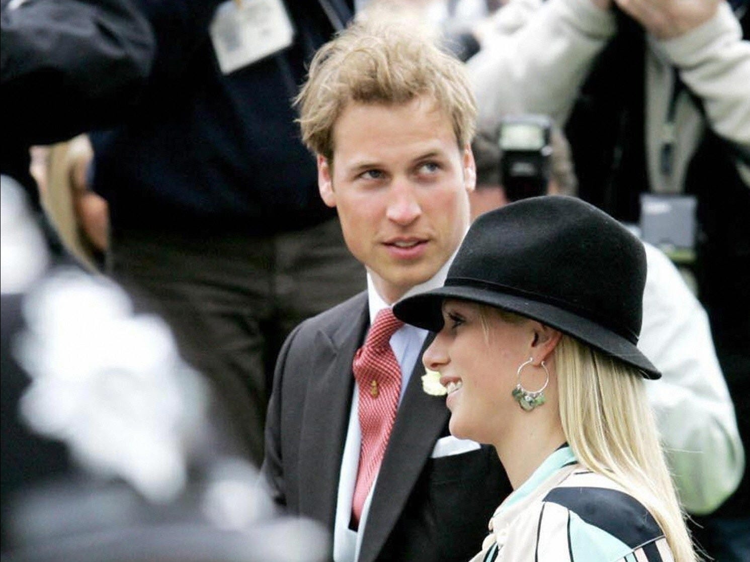 Hoàng tử William đến Guildhall ở Windsor cùng với Zara Phillips trong lễ cưới của cha mình.