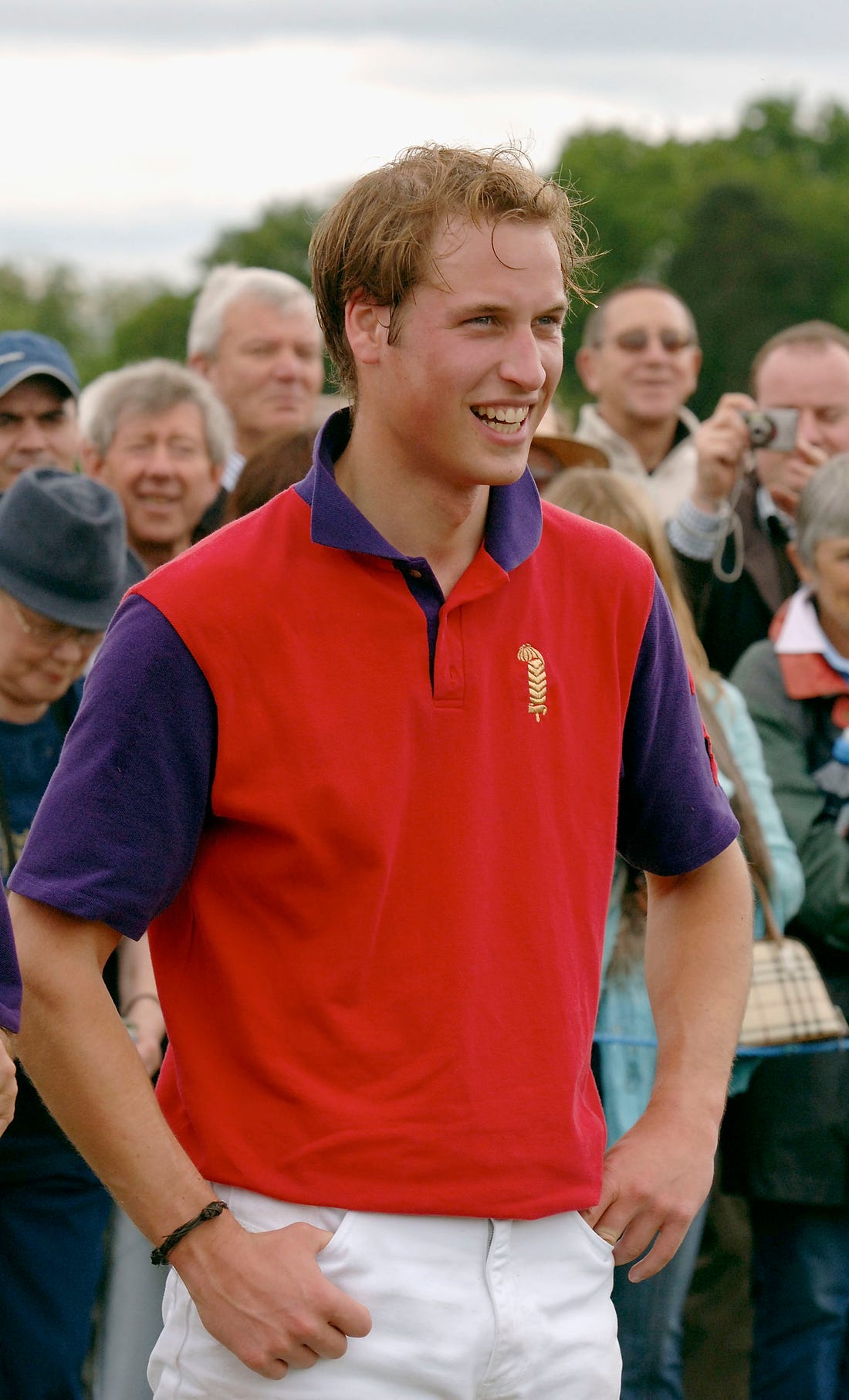 Hoàng tử William phấn khích sau khi thi đấu cho Highgrove trong Giải Dorchester Polo Trophy tại Câu lạc bộ Polo Công viên Cirencester vào ngày 5 tháng 6 năm 2005.