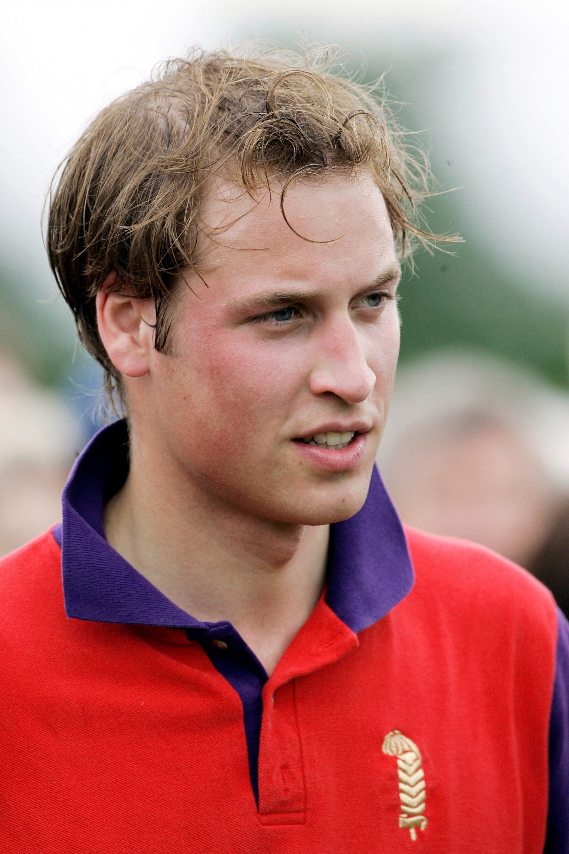 Hoàng tử William xả hơi tại Trận đấu Polo Dorchester Trophy tại Câu lạc bộ Polo Công viên Cirencester vào ngày 5 tháng 6 năm 2005.