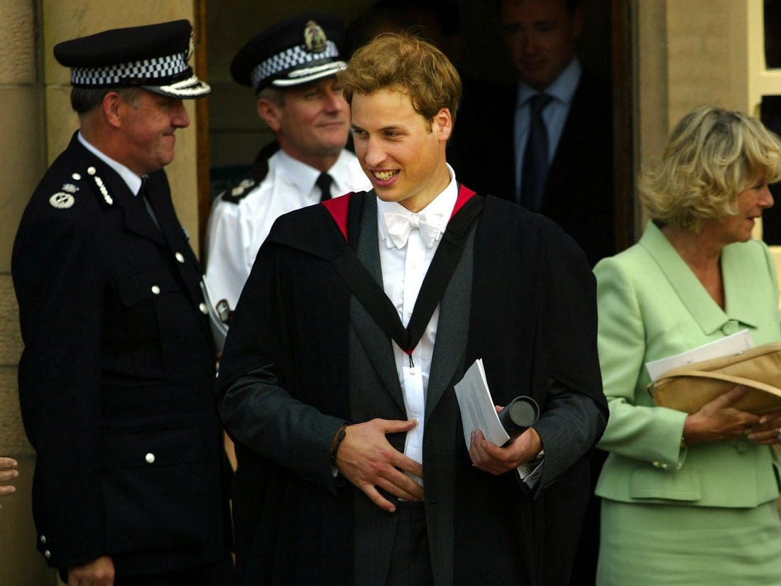 Hoàng tử William rời đồn cảnh sát St. Andrews sau lễ tốt nghiệp vào ngày 23 tháng 6 năm 2005.