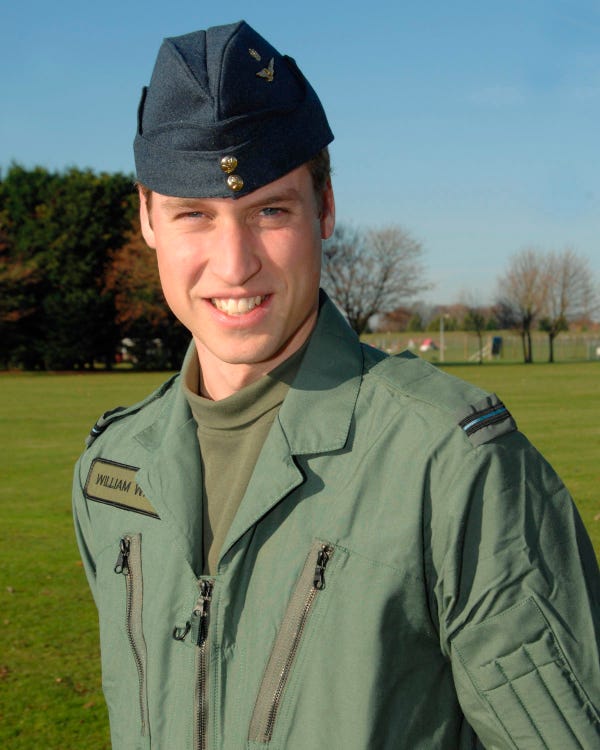 Hoàng tử William mặc đồng phục phi công năm 2008