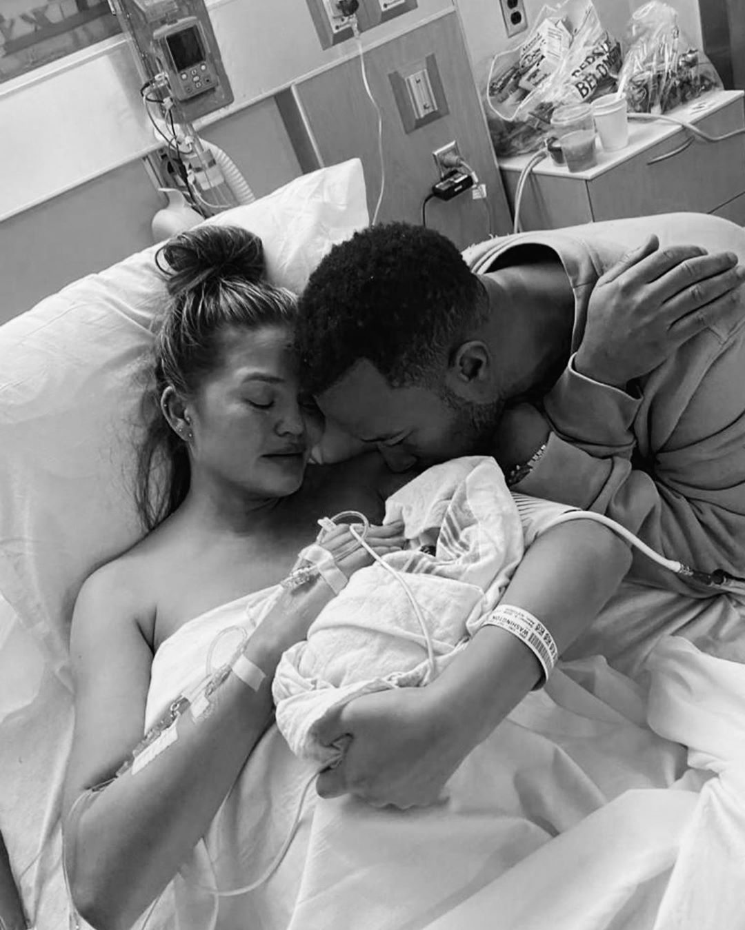 Chrissy Teigen và John Legend nghẹn ngào ôm đứa con xấu số không may qua đời trong bệnh viện