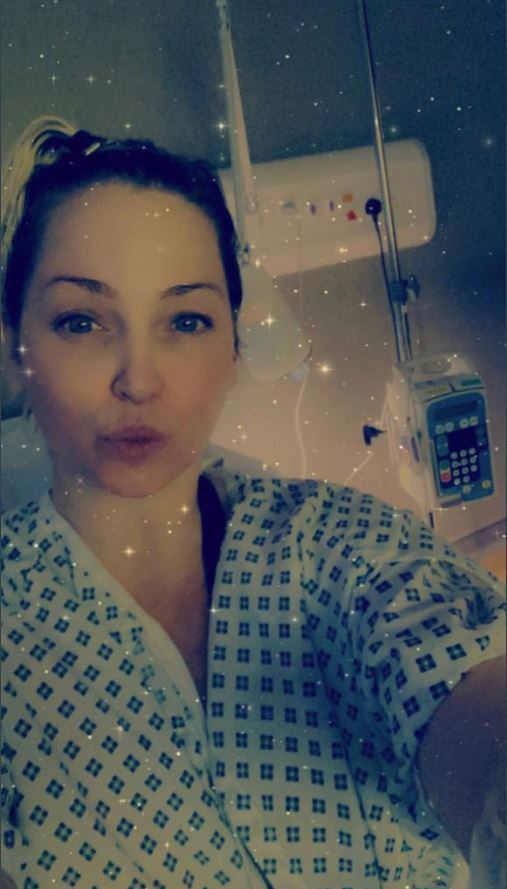 Sarah Harding post hình với sự lạc quan, vui vẻ trong quá trình điều trị bệnh ung thư vú