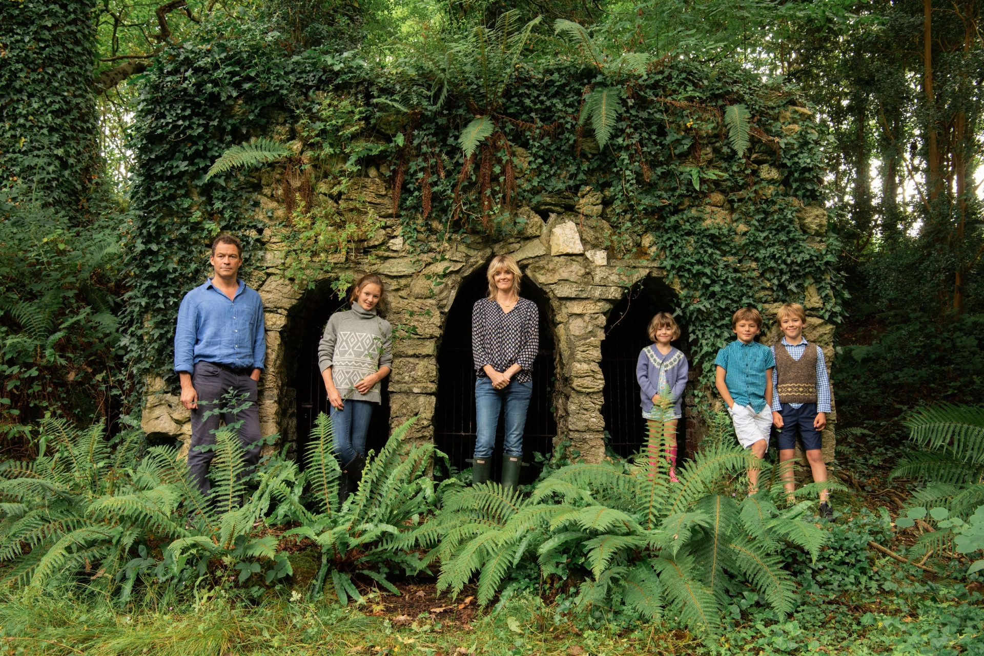 Dominic và Catherine FitzGerald chụp hình cùng các con bên trong lâu đài Glin