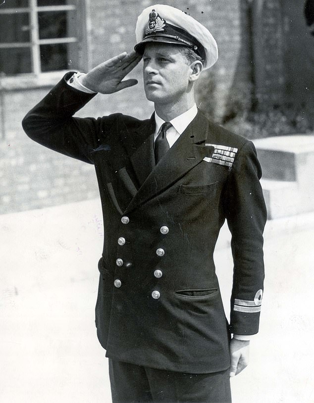 Philip chào Sĩ quan Khóa học tại Cơ sở Hải quân Hoàng gia vào ngày 31 tháng 7 năm 1947
