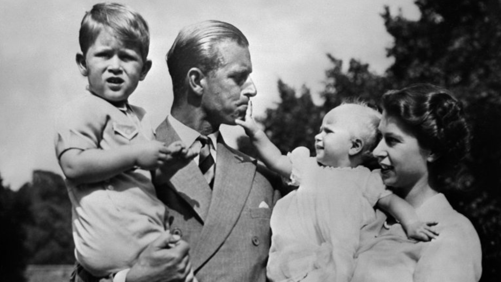 Hoàng thân Philip, Nữ hoàng Elizabeth II cùng con trai Charles và con gái nhỏ Camilla
