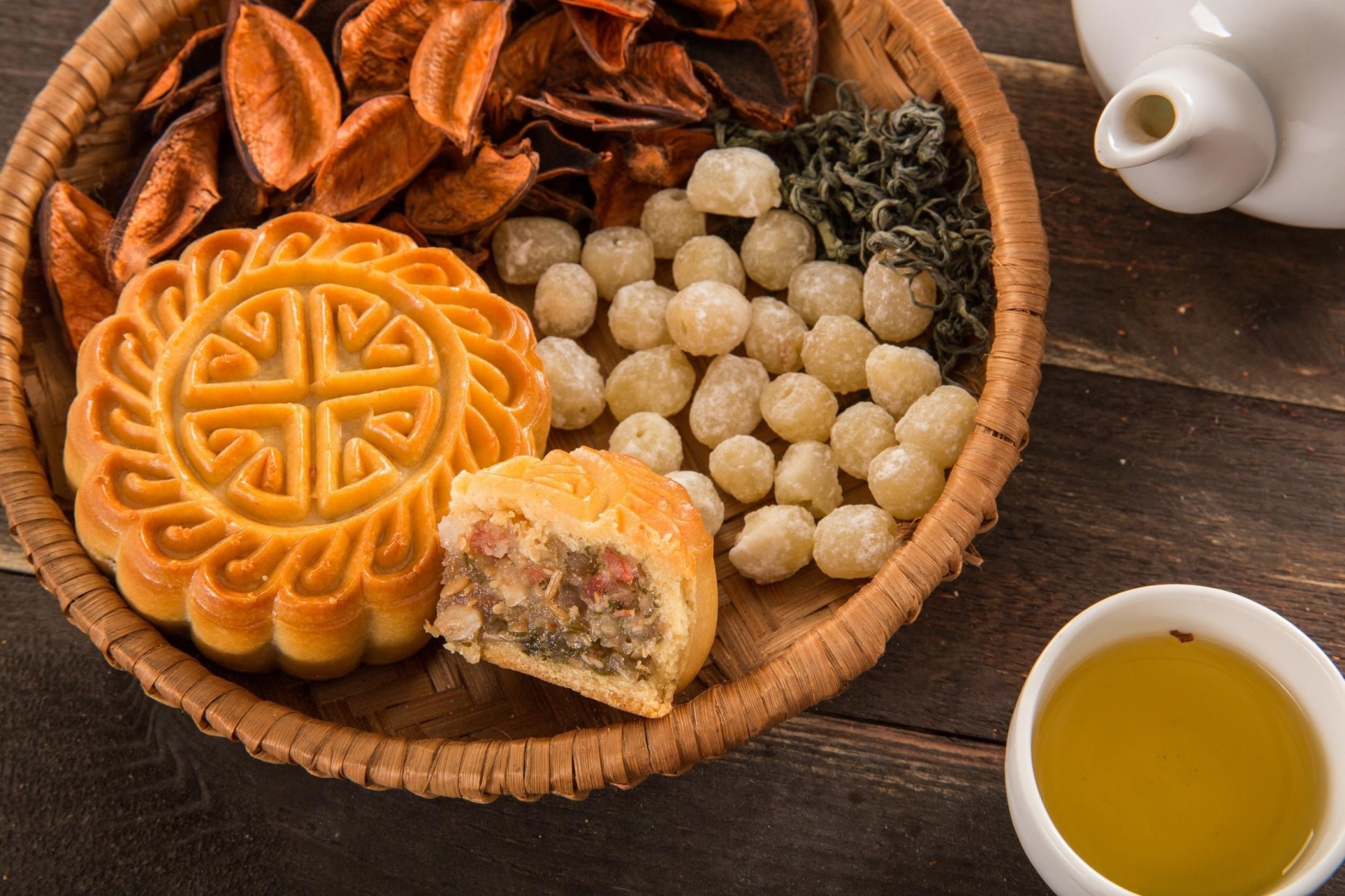 Thưởng thức bánh trung thu với ly trà xanh đã trở thành nét văn hoá của người Việt.