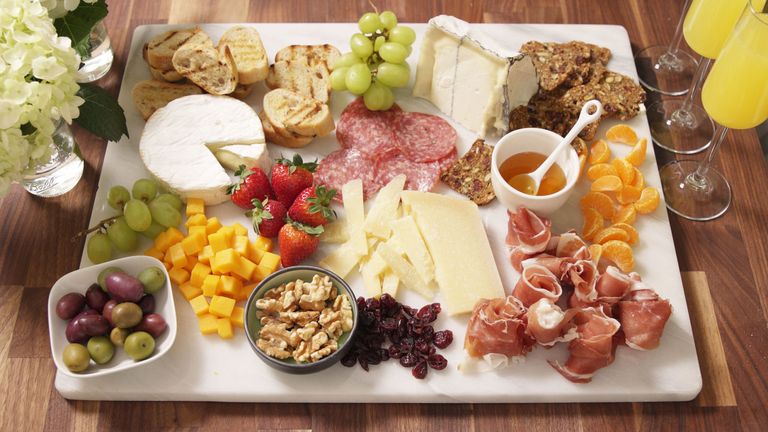 “Cheese board” là “đĩa phô mai tổng hợp” – một trong những món ăn được dùng để đãi khách trong các buổi tiệc ở phương Tây.