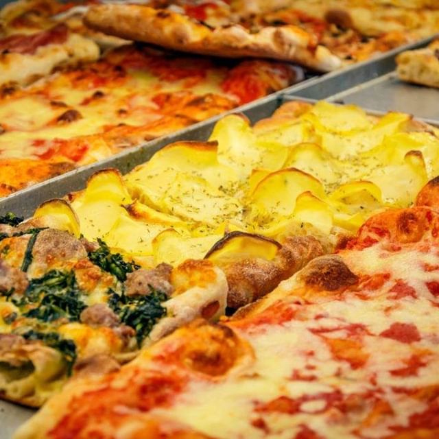 Pizza in taglia - Pizza được làm có độ dài chừng 60 cm sau khi nướng chín được cắt ra từng miếng để bán cho thực khách.