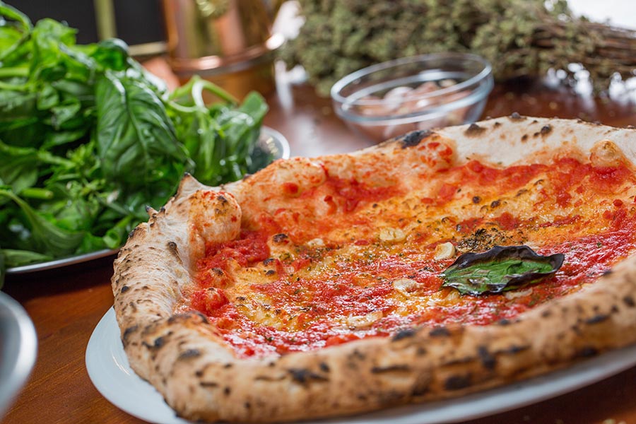 Pizza Marinara không hề có phô mai xuất hiện trong nhân bánh, nó chỉ bao gồm sốt cà chua, tỏi, húng quế, muối và dầu ô liu.