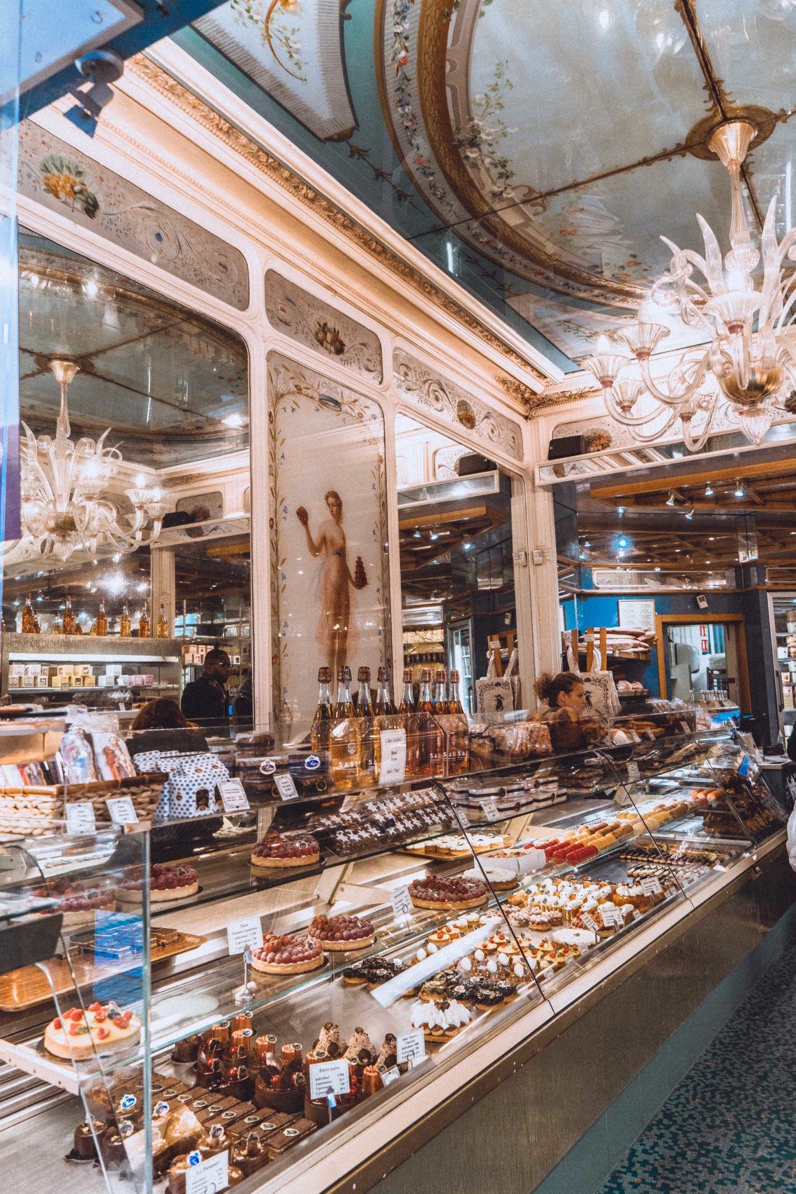 Không gian tiệm bánh ngọt Stohrer, tiệm bánh lâu đời nhất Paris.