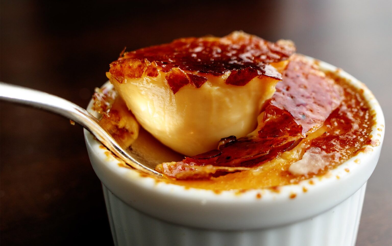 Crème brûlée bao gồm một lớp nhân sữa trứng béo ngậy, làm từ vani, và phủ một lớp caramel cứng bên trên.