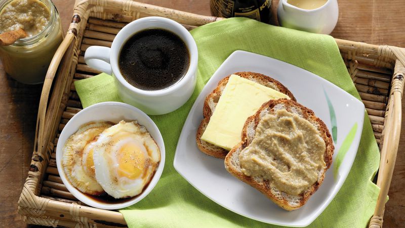 Bữa sáng của người Singapore sẽ gồm bánh mì phết xốt kaya đầy hương vị.