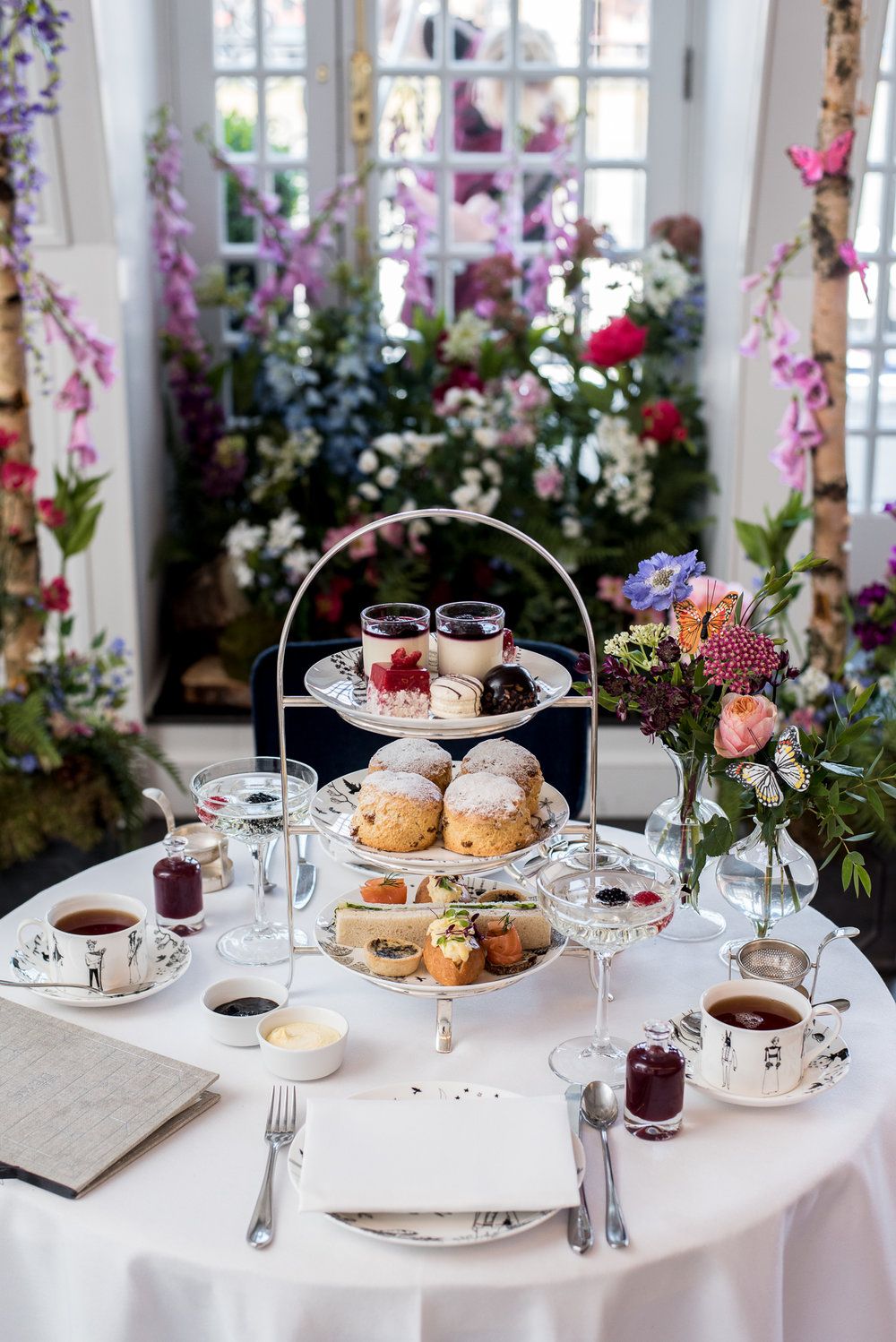 Tiệc trà kiểu Anh là một nét văn hóa ẩm thực đặc trưng của xứ sở sương mù.