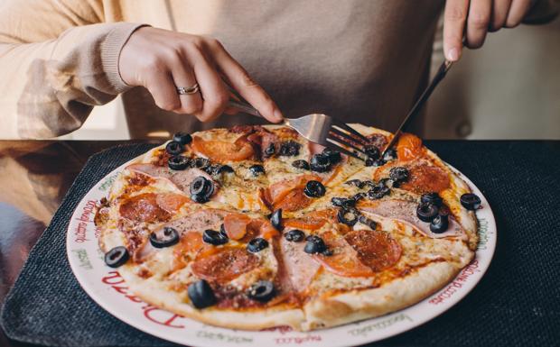 Dao và dĩa cũng được sử dụng khi ăn pizza tại nhà hàng.