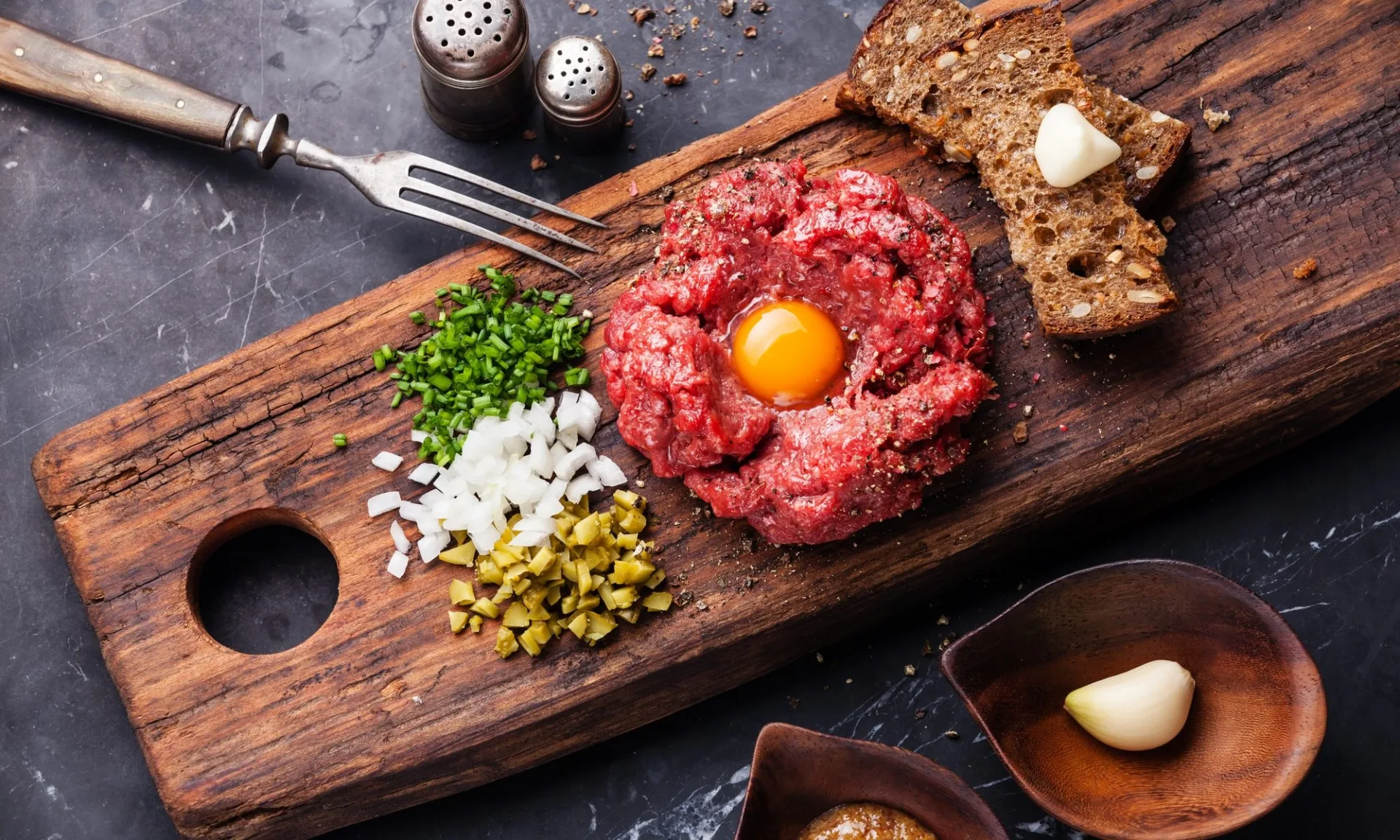 Người Pháp có món thịt bò sống nhìn đã “hãi” nhưng nằm trong top 25 món nhất định phải thử trước khi chết! - Ảnh 1