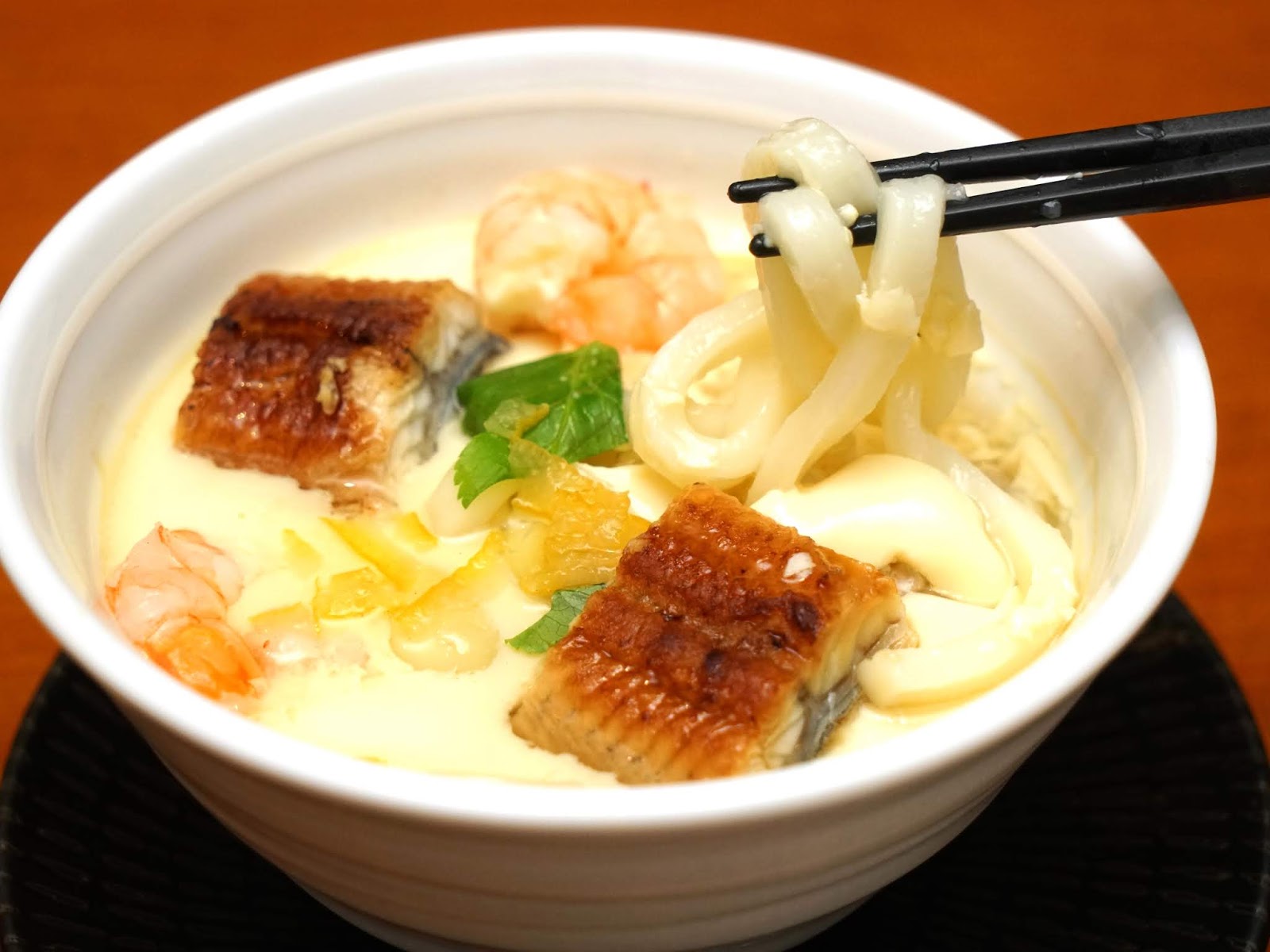 Odamakimushi, một món trứng sữa truyền thống hấp cùng mì udon trộn với các thành phần của Chawanmushi.