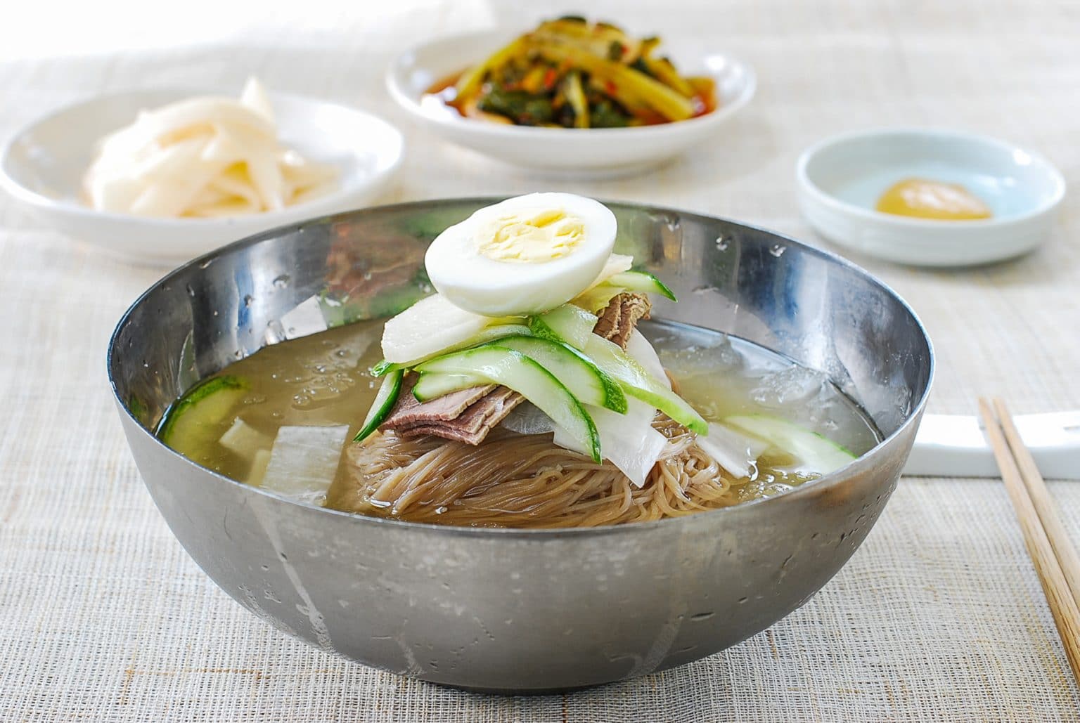 Mul naengmyeon - Mì có nước dùng mát lạnh.