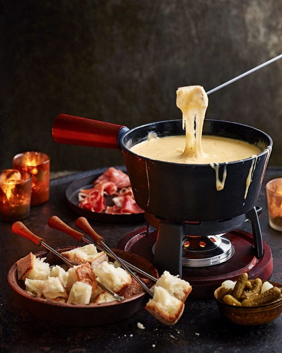 Mọi điều bạn cần biết về Fondue, món lẩu phô mai ăn từ đông đến hè đều ngon - Ảnh 2