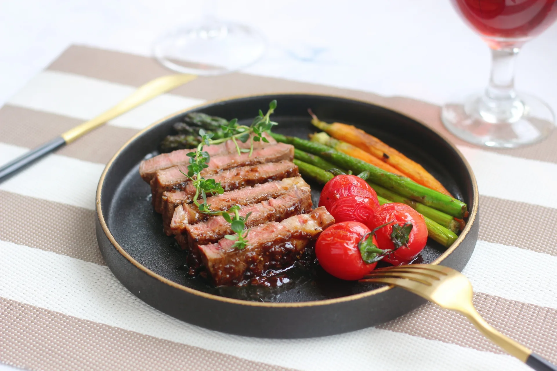 Mách bạn cách làm bít tết sốt tiêu đen ngon đẹp như nhà hàng - Ảnh 6