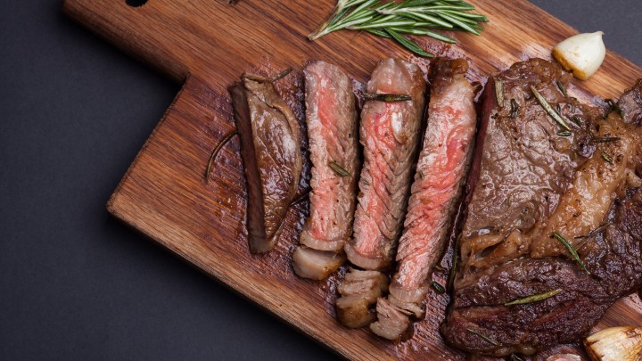 Beef steak có nhiều độ chín, nhưng đừng làm chín quá nhé vì thịt dễ khô.
