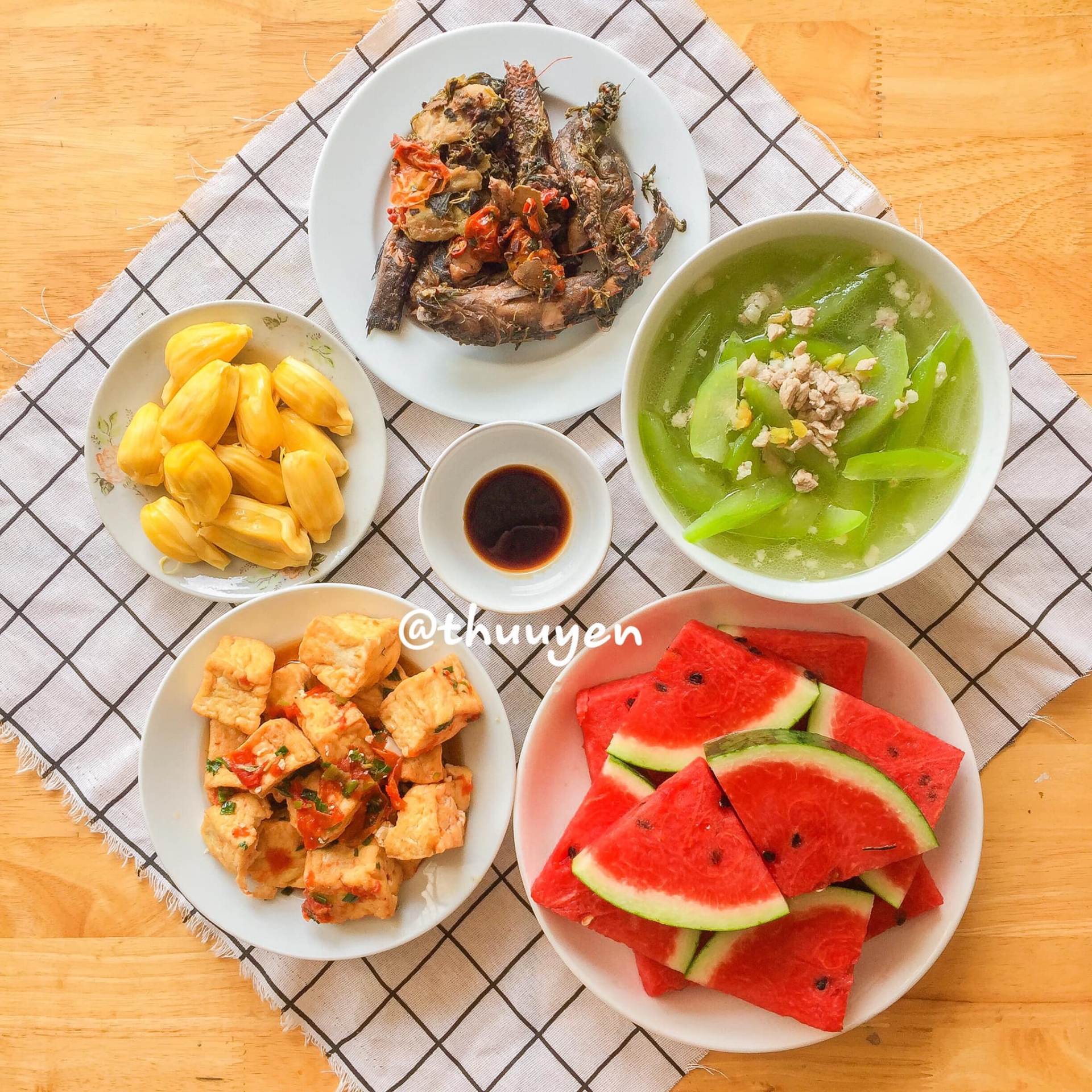 Thực đơn của mâm cơm này rất đơn giản với nhiều món dễ nấu: Cá bống kho - Đậu sốt cà chua - Canh bí nấu thịt bằm - Tráng miệng: Dưa hấu và mít