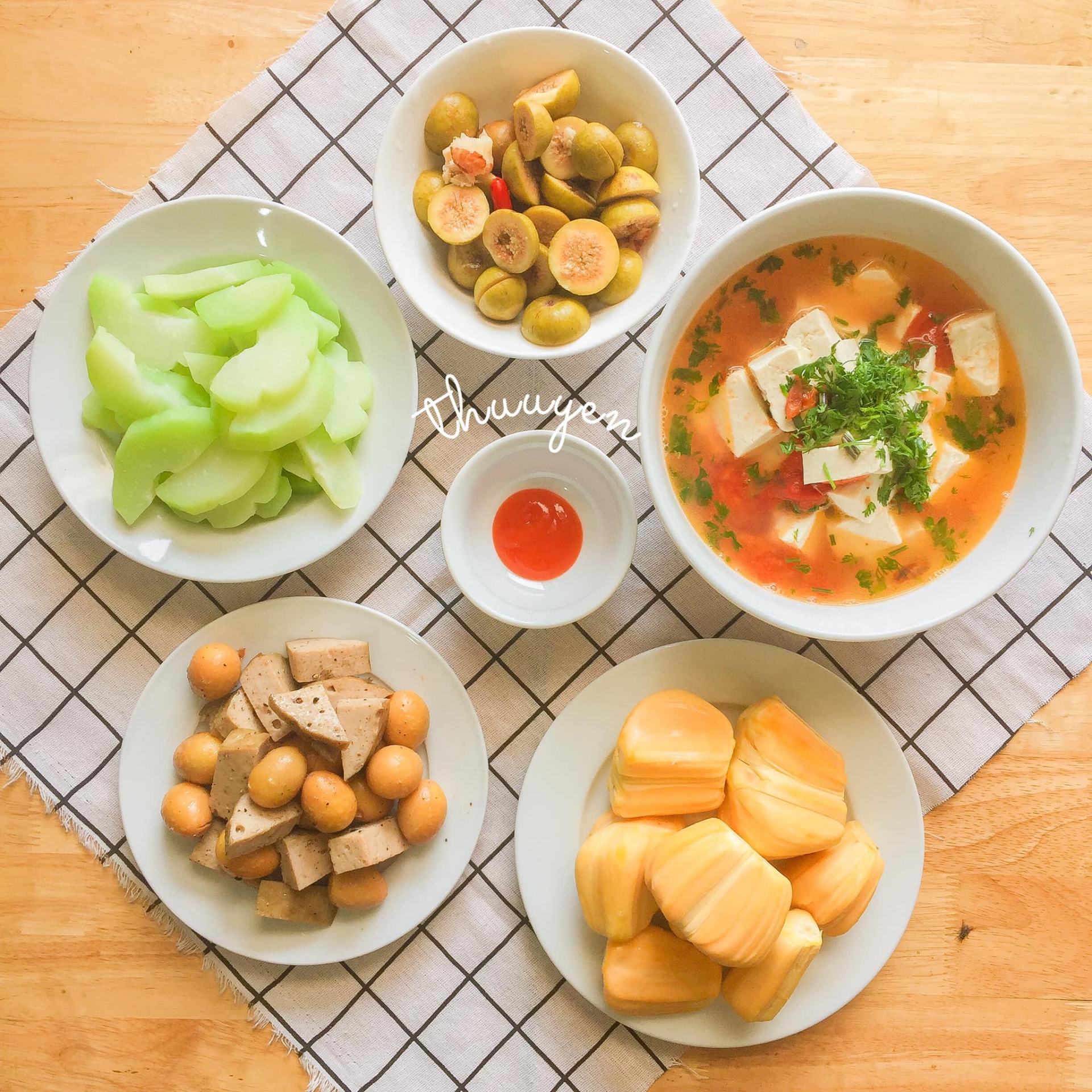 Thực đơn mâm cơm có thể nấu nhanh trong chưa tới 30 phút: Canh đậu - Su su luộc - Sung muối - Giò rim trứng - Tráng miệngg: Mít