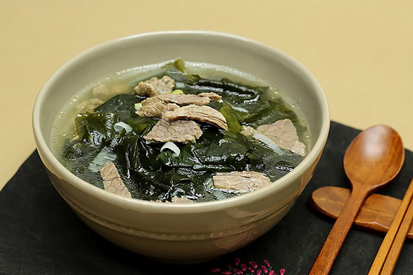 Món canh Hàn Quốc được nhiều người yêu thích vì sự bổ dưỡng và giàu năng lượng của nó.