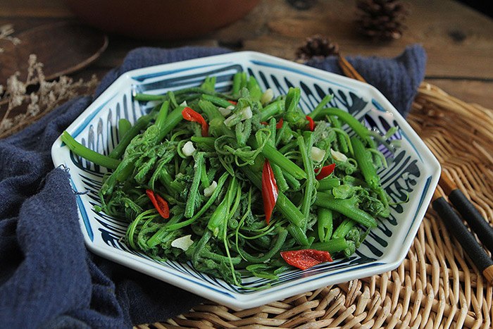 Để món rau bí xào được ngon, bạn hãy để riêng lá và cuộng ray bí. Hãy nhớ vào qua lá để rau được mềm ngon hơn.