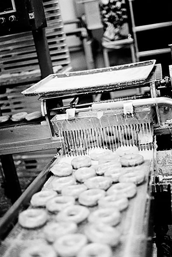 Năm 1920, người nhập cư gốc Nga Adolph Levitt đã tạo ra chiếc máy làm bánh donut tự động đầu tiên.