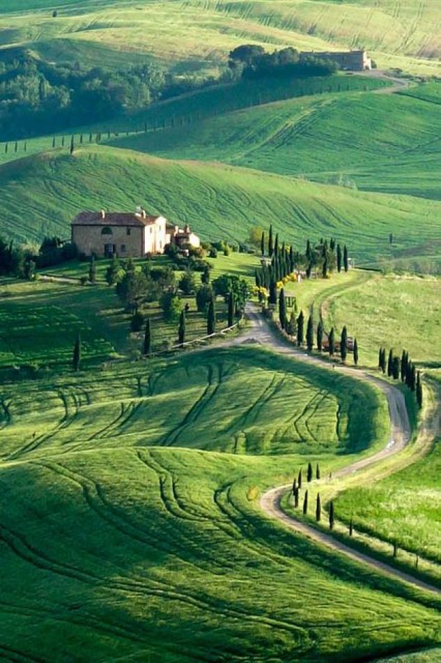 Từ tháng 3 tới tháng 5 là thời điểm mùa xuân ở Ý, cả thung lũng sẽ bao phủ một màu xanh của cỏ và lúa mì non.