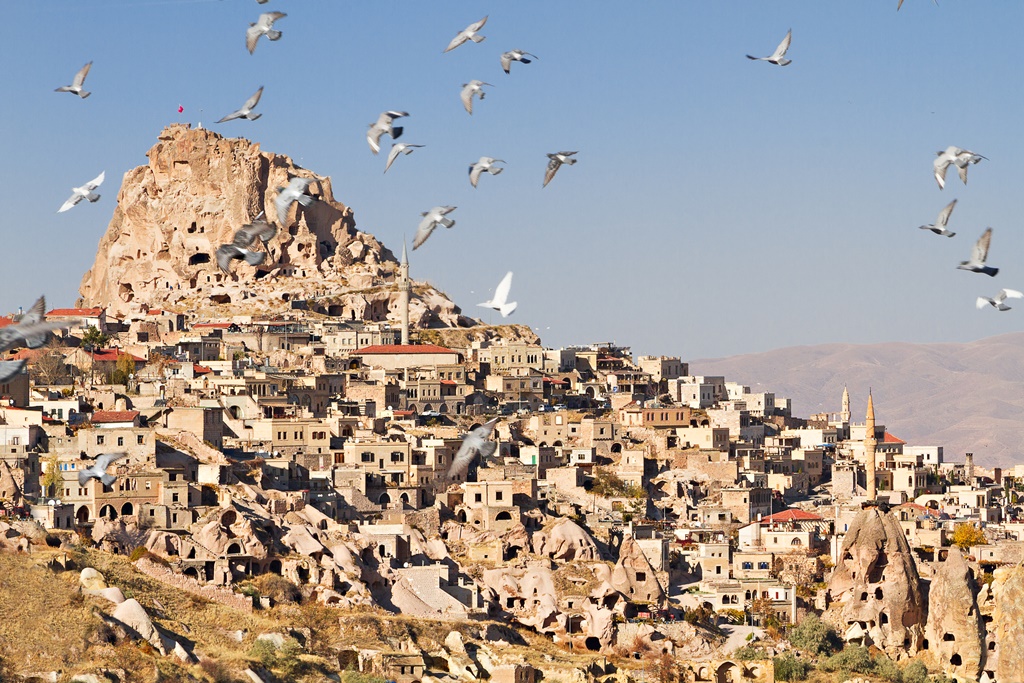 Cappadocia trở nên nổi tiếng với cảnh quan độc đáo, những khối đá hình nấm và những thung lũng sâu, được tạo ra qua nhiều năm từ hoạt động núi lửa và xói mòn.