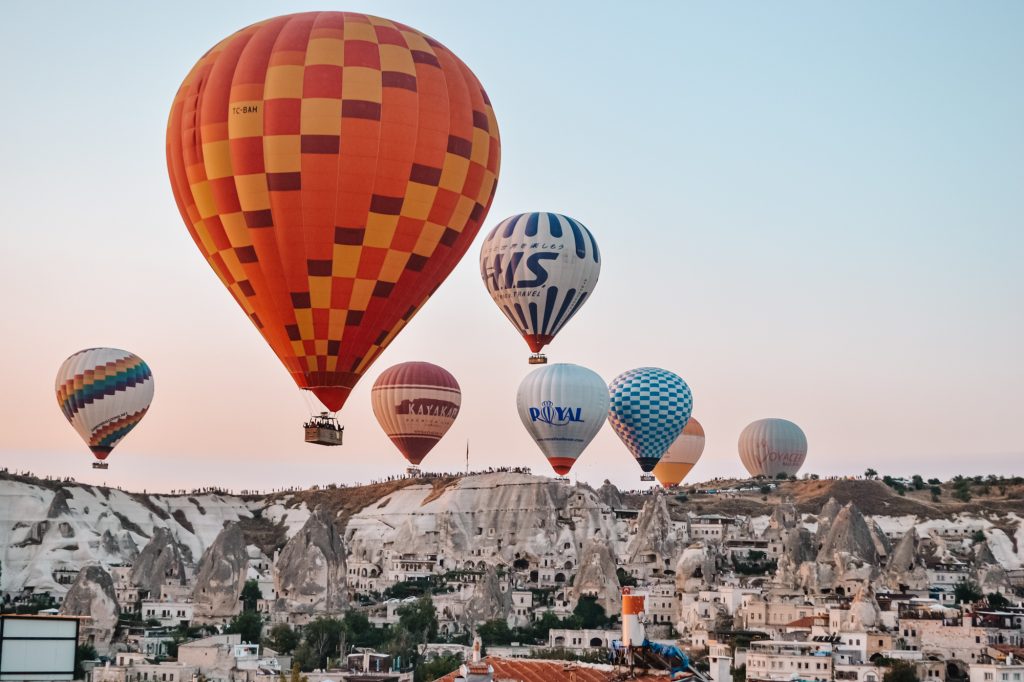 Điều đầu tiên cần làm khi bạn ở Cappadocia là tham gia một trong những chuyến đi khinh khí cầu nổi tiếng thế giới.